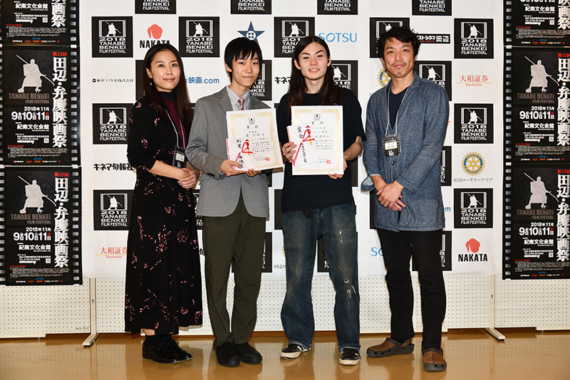 『すばらしき世界』より（写真左から）湯舟すぴかさん、團悠哉さん、石井達也監督、伊藤慶徳さん。おめでとうございます！
