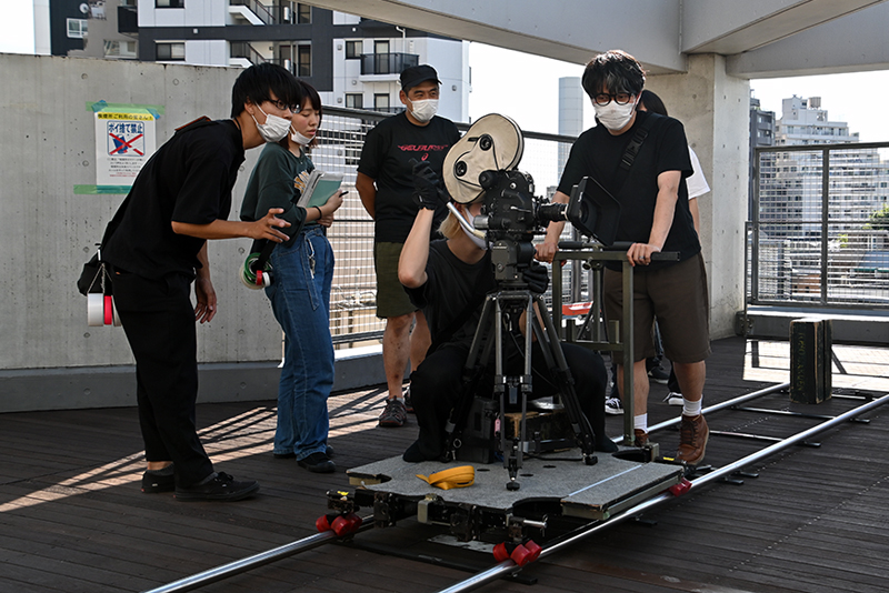 デジタルと違ってプレビューモニターがないため、実際に撮影された画はカメラマン以外は見られません。フィルムならではの撮影を体験しました。