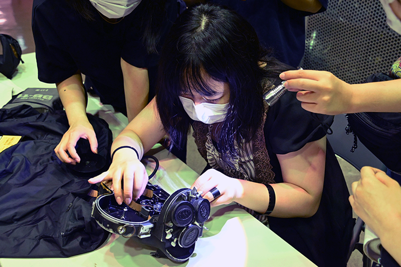 フィルムをマガジンに詰める作業の練習。本来は暗室かフィルム交換バッグの中で行う作業です。