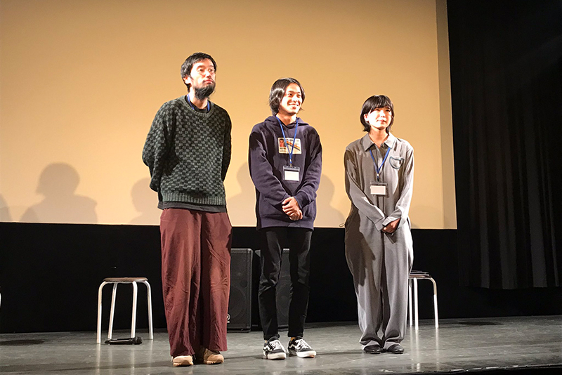10/20（水）は上映後のトークセッションに挑んだ堀内さん。写真左よりゲストの今泉力哉監督、堀内さん、審査員特別賞受賞『素敵なあなたに』の染谷夏海監督