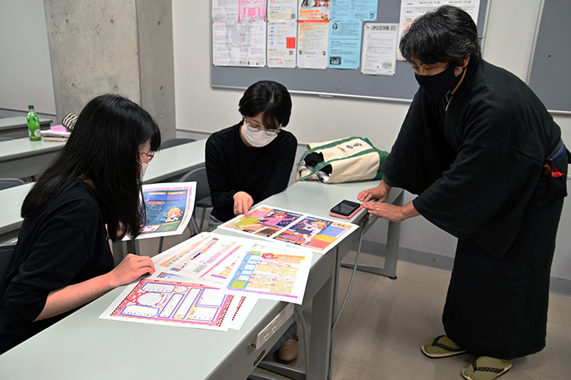 著者のはるたんさんは本科講師・小林正親先生（TRPG『小さな勇者のRPGウタカゼ』の著者）のゼミ生のひとり。今回は卒業生のほか在校生もテストプレイに参加させてもらったそうです。（写真：ウタカゼゼミでのテストプレイの様子）