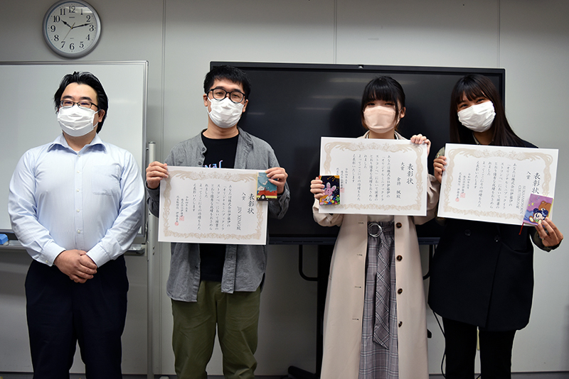 「オリジナルミニブック」イラストコンペ入賞者と伊藤伊の商品企画・開発部の齋木様