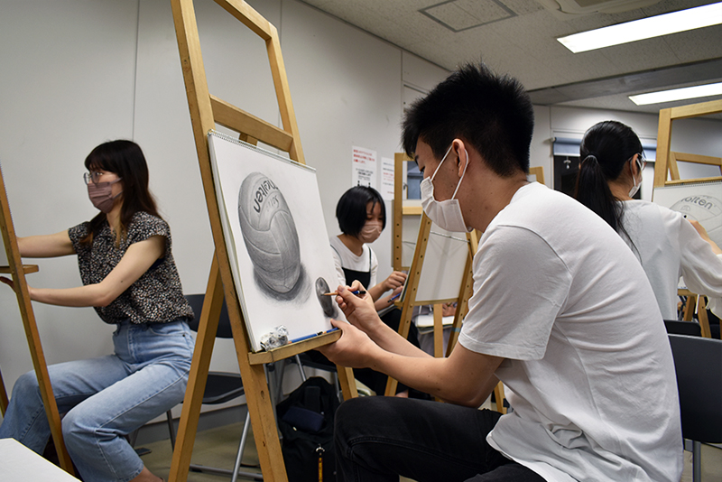 デッサンをとおして“造形の基礎”を理解！「基礎造形」授業の様子を公開‼