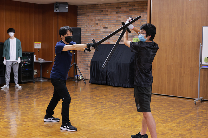 演劇用の模造剣を使って剣術を体験。攻撃には表と裏があることを教わりました