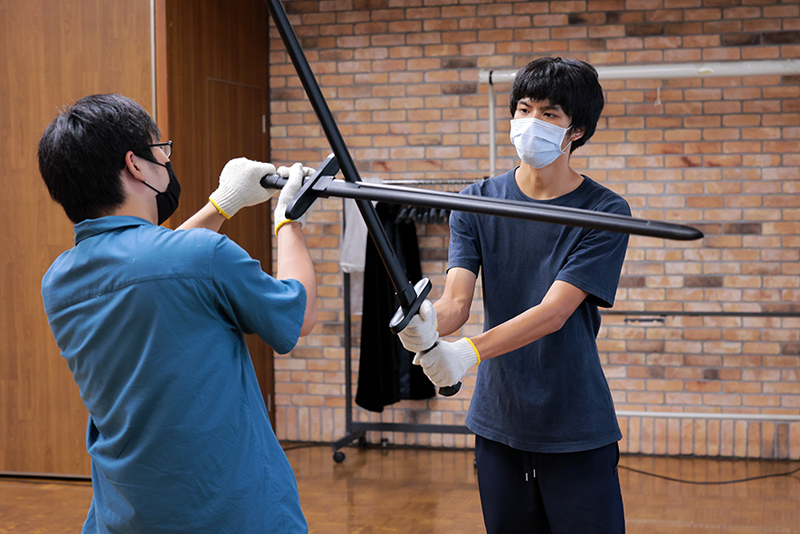 二人一組になって実践!こちらはブロードソード(両手剣)