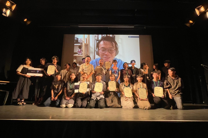 授賞式にて入選監督による集合写真。おめでとうございます！