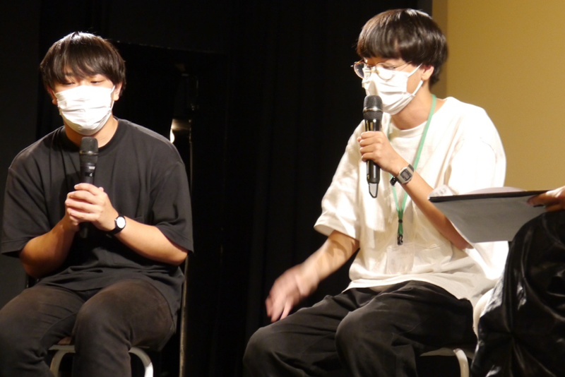 トークセッションに登壇した堀内監督と撮影・編集・カラーグレーディング・題字を担当した中村元彦さん（映画制作科2021年度卒）