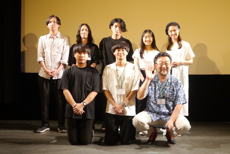 前段左から中村元彦さん、堀内友貴監督、審査員の三宅隆太さん。後段は『明ける夜に』キャストのみなさん

写真提供：東京学生映画祭企画委員会