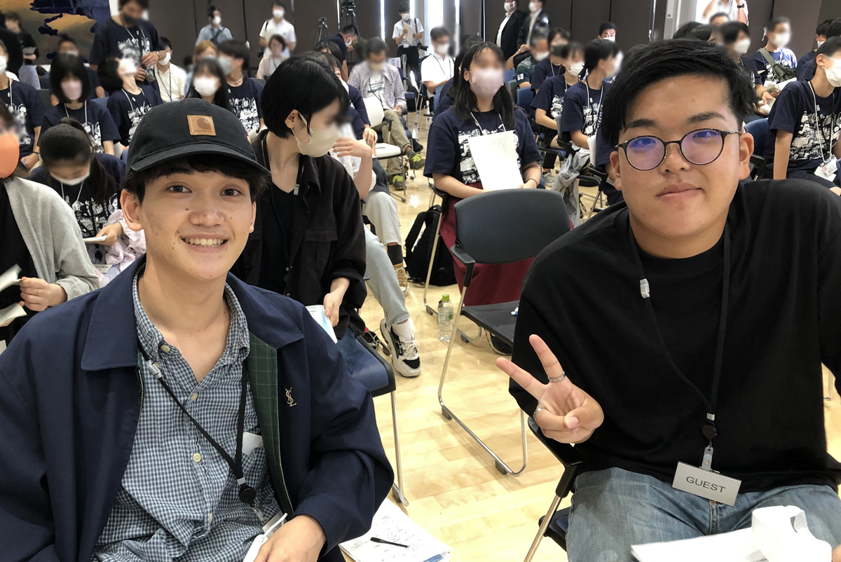 監督の伊豆倉将宙さん（左）と脚本の梶田慎悟さん（右）双葉町で行われた上映会の会場にて。