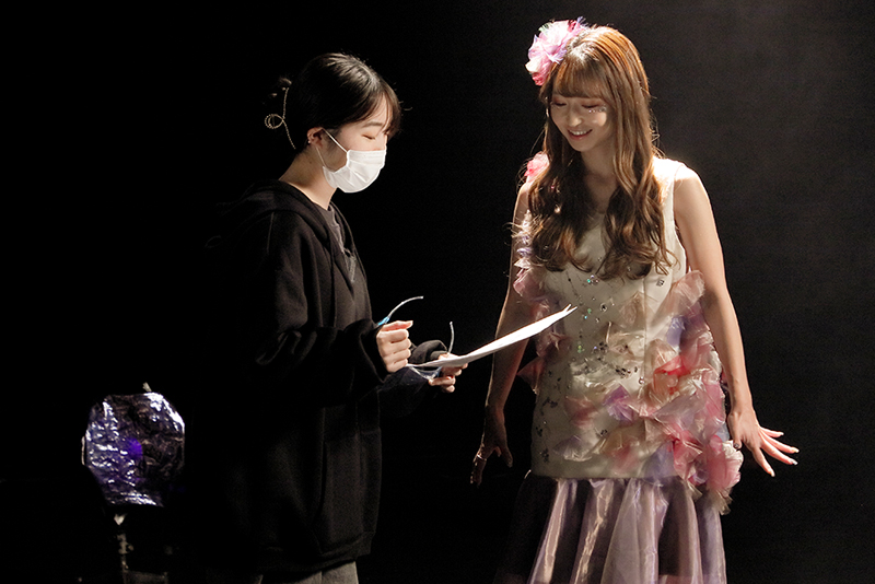 武田さんに演出を説明するディレクター