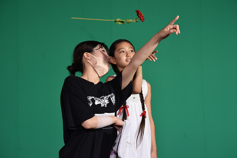 監督が演者に目線を指示しています