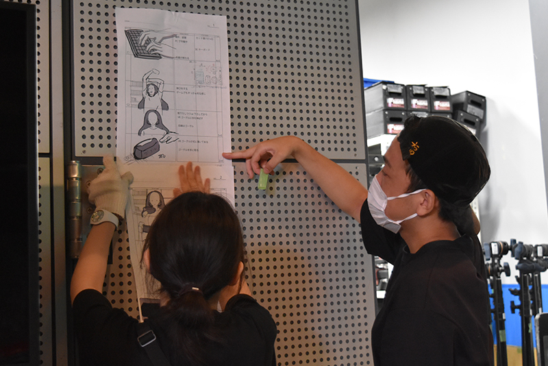 香盤表をスタッフ全員が見える場所に貼っています。撮影日最初の仕事です。