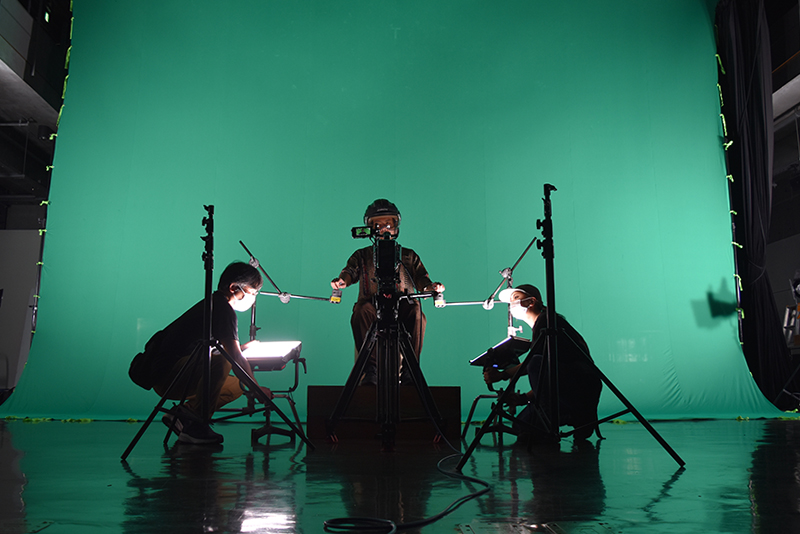 照明のセッティング中は演者の代役で学生がスタンドイン