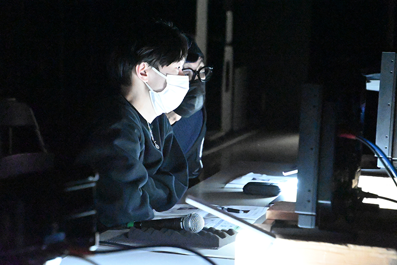 モニターで１カット１カット映像を確認しているディレクター