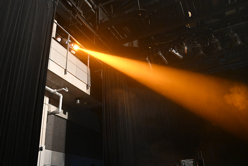 スポットライトで灯りに動きを出して