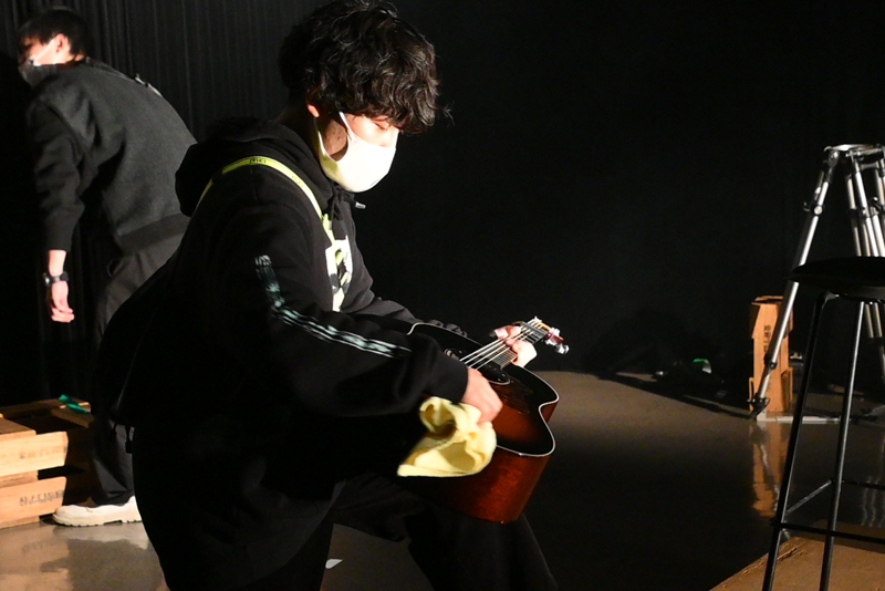 ギターについた指紋まで綺麗に拭き取っています