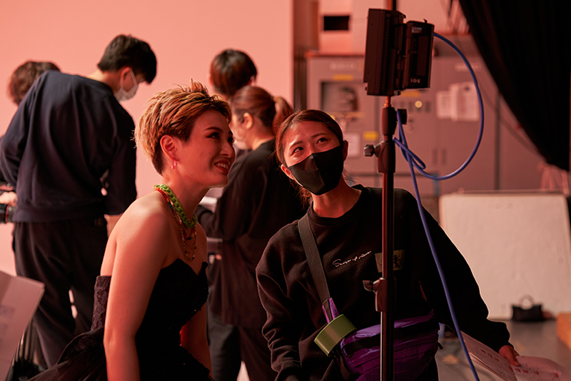 撮影した映像を確認中のアーティストとディレクター。