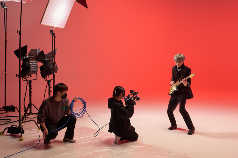 続いてギターの世古さんの演奏シーンを撮影。