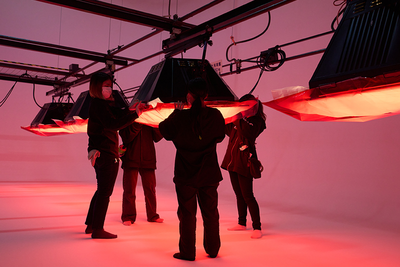 作品の世界観をつくる照明のセッティング。