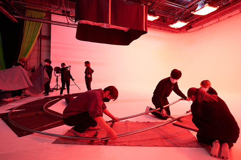 スムーズなカメラ移動にはかかせないドリーレールを設置しています。