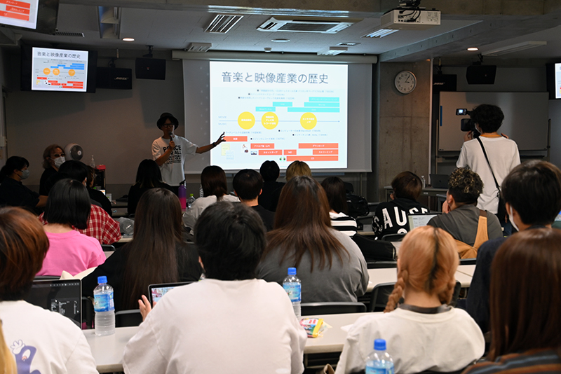 プロモーション映像科が制作したリリックビデオの講評会を実施しました