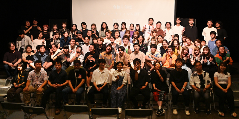 上映会に参加した在校生、キャスト、講師みんなでパチリ♪