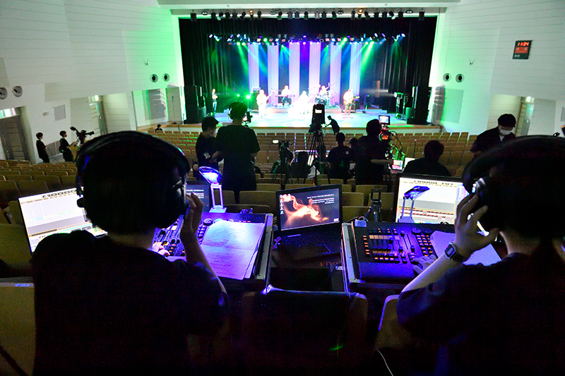 いよいよ本番！春からグループごとにつくりあげてきた照明プランを外部ホールでオペレート！