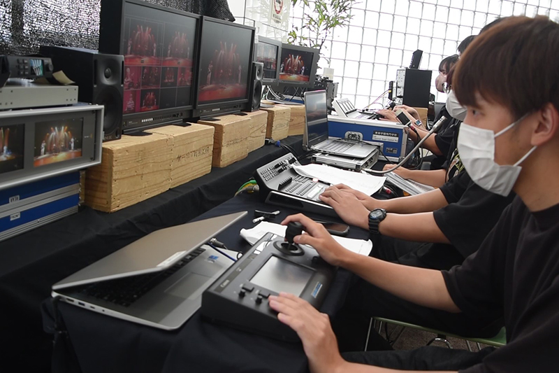 ロビーに仮設のベースを組んで、映像の調整を行います