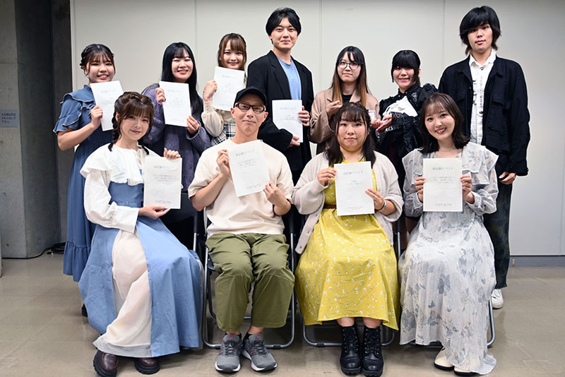 出演者&シナリオを執筆した小説創作科の学生たちみんなでパチリ!