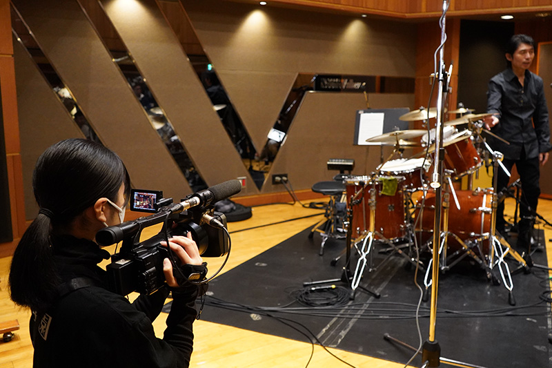 楽器にマイクを立てる様子を撮影
