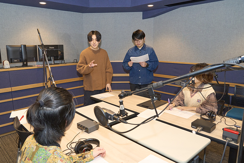 収録ブースで打ち合わせ