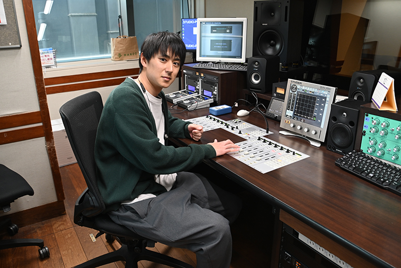 収録スタジオのミキサー席に座って記念写真！