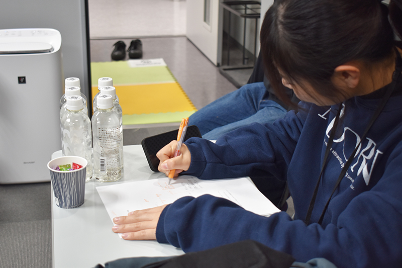 ディレクターとプロデューサーが意見を出し合いながら録音しました