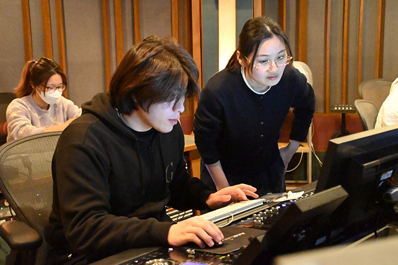 監督と録音技師が修正箇所を確認中