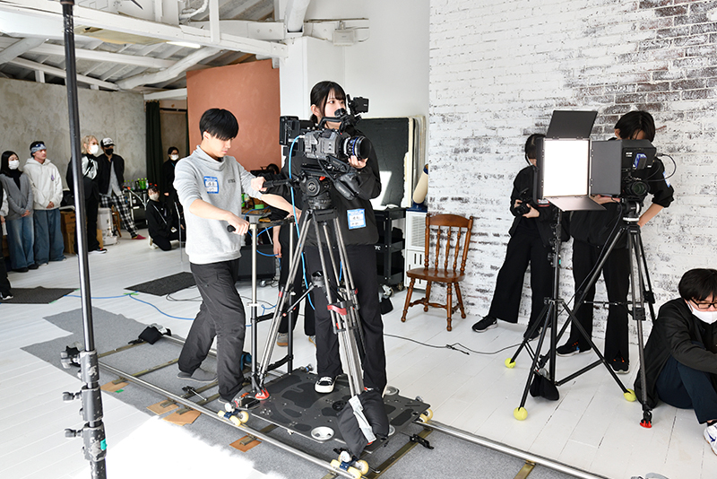 カメラはドリー車に乗せて縦移動しています