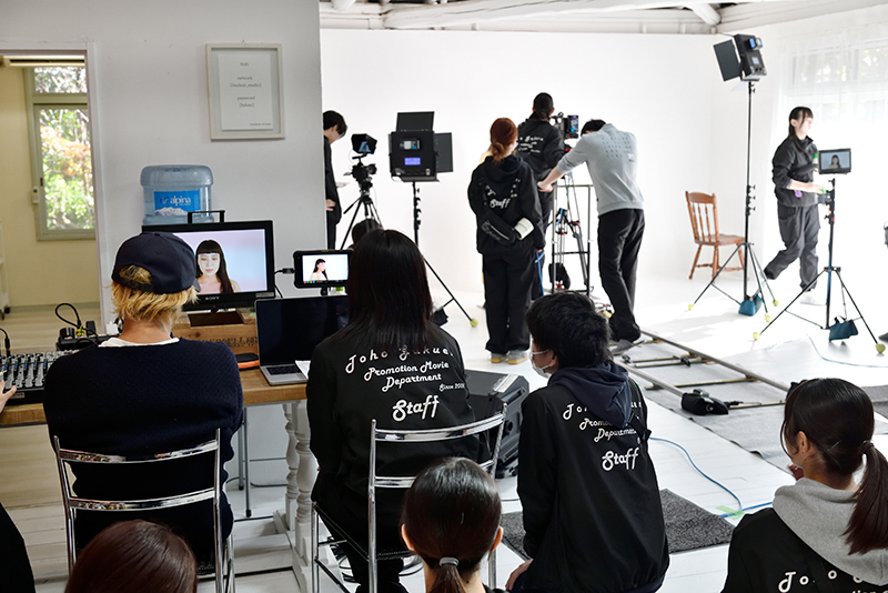 太陽の陽の光が入るスタジオでの撮影は、終始よい雰囲気でスムーズに進みました。