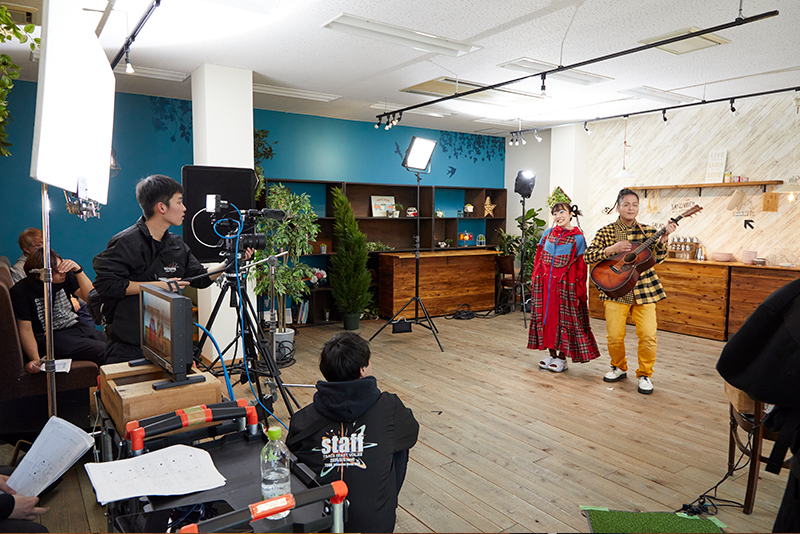 ウッディでオシャレなカフェ風スタジオで撮影