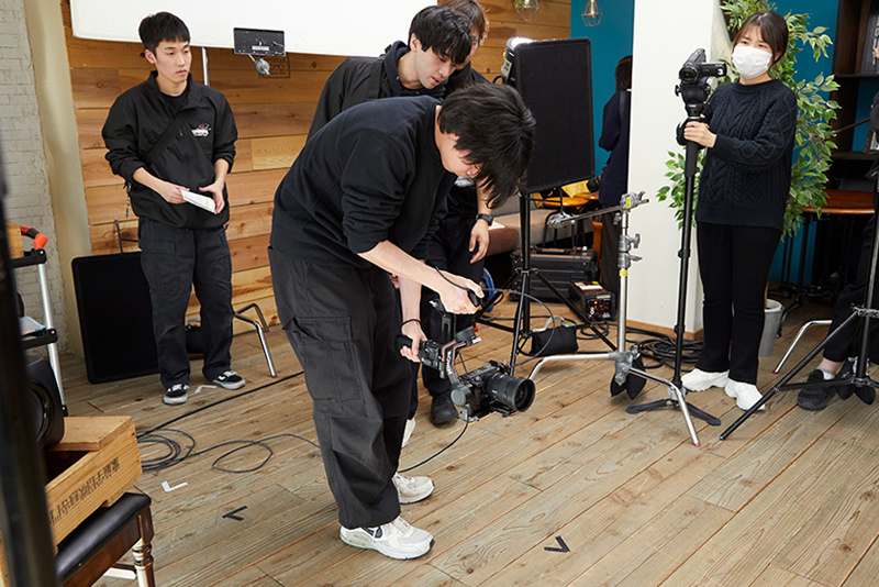 動きのあるカメラワークに注目！