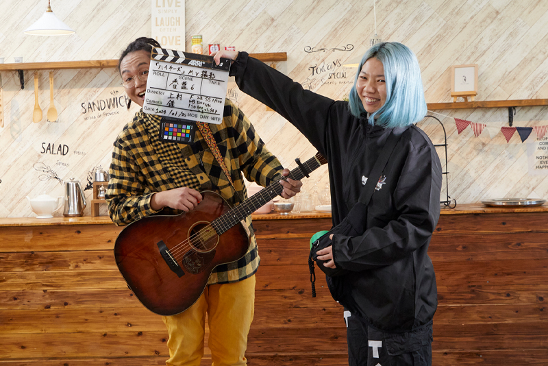 ヒラ音楽団のMV『ハイチーズ！』撮影現場に密着！