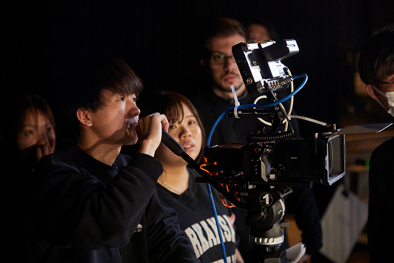 ディレクターとカメラマンが構図を確認しながら進行します