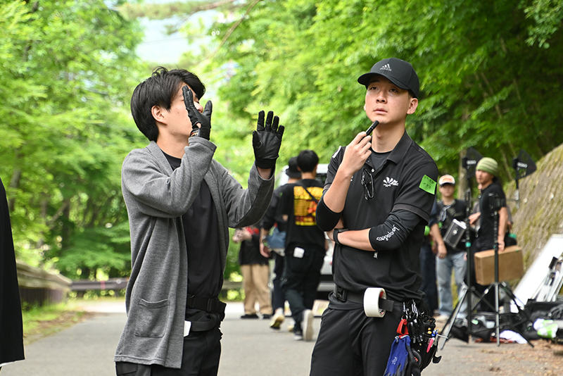 撮影監督と撮影技師がカット割りを相談中