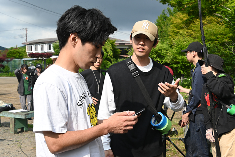 監督が役者さんに芝居をつけています