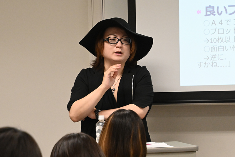 編集長の庄司さん。長年の経験から、学生たちの質問にも的確に答えていただきました。