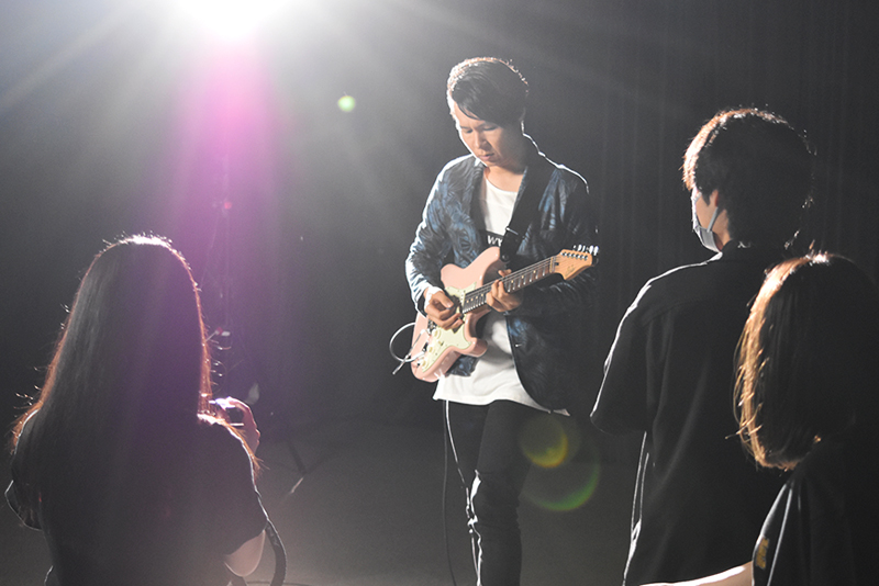 アーティストの演奏シーンの撮影を行うのは、１年生にとっては初めての経験！