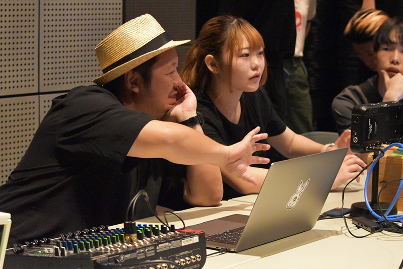 ディレクターを担当した学生は、各カメラで撮影している映像をモニターでチェック!