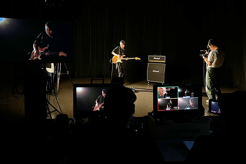 『FUJI ROCK FESTIVAL』公式ムービー撮影を務める折井OBの授業でアーティスト演奏シーンの撮影に挑戦！