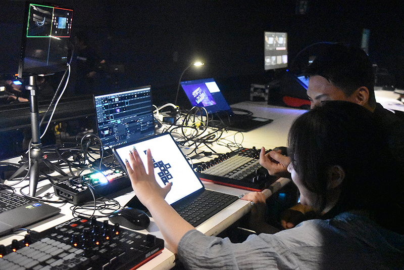 東放学園映画アニメCG専門学校※の学生(LEDパネルに映し出す映像を演出するVJを担当)