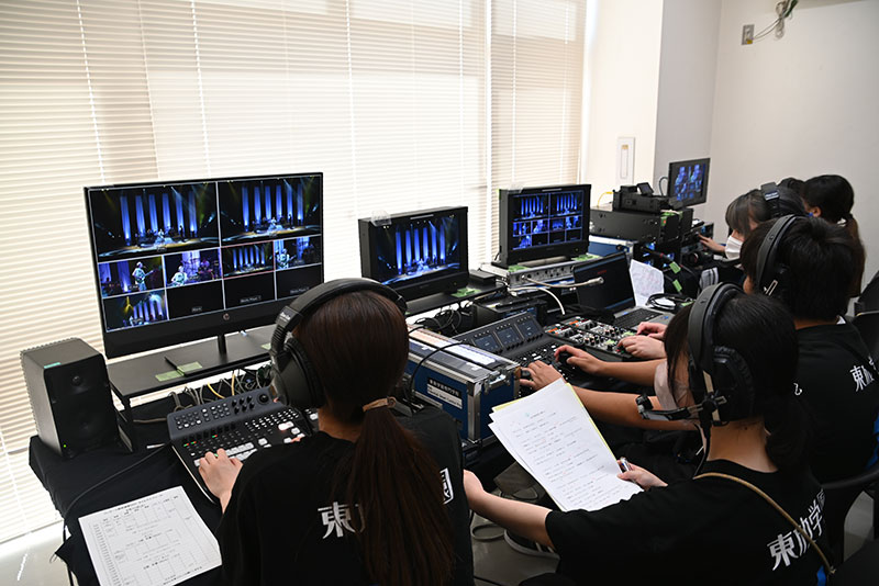 ステージの裏では７台のカメラの映像調整や切替を行っています