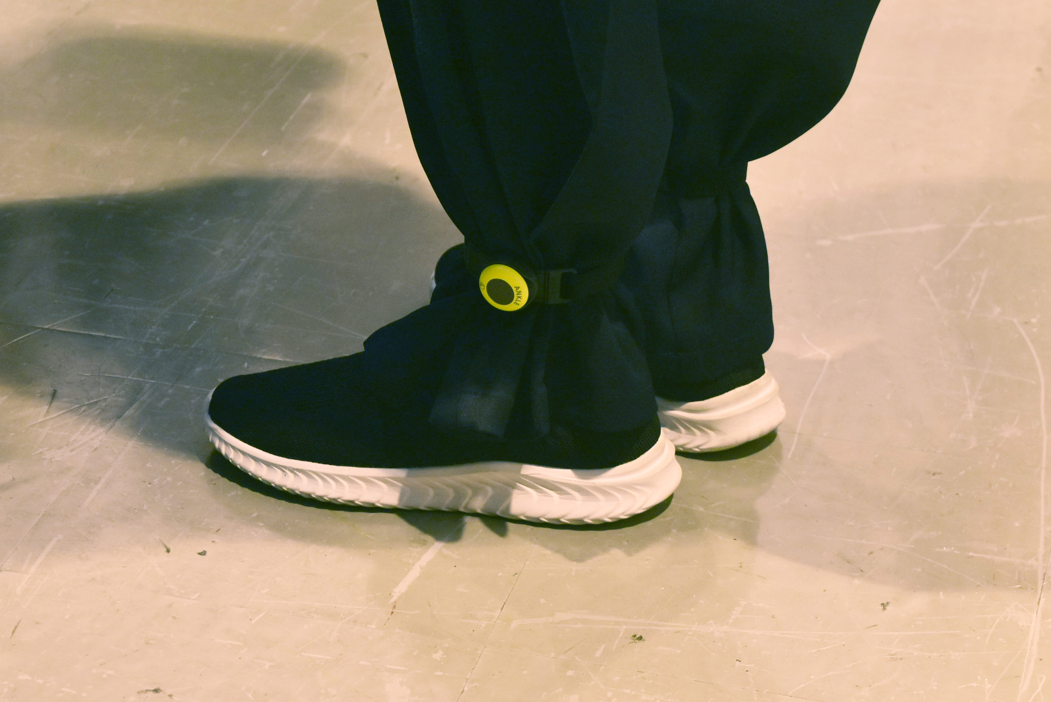 頭・腰・両手首・両足首の6か所にモバイルモーションキャプチャー「mocopi」を装着し、カメラで撮影すると…