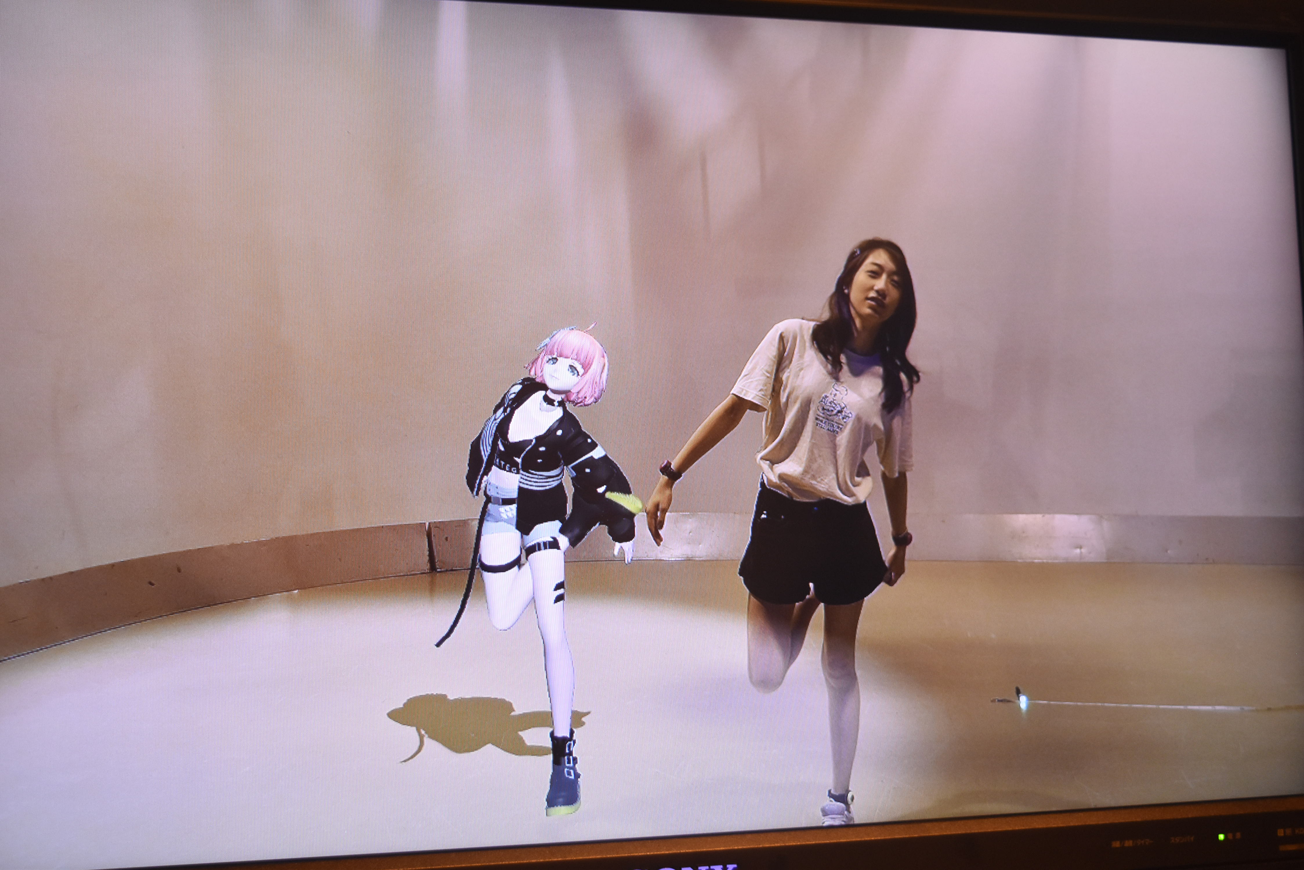 いつものスタジオにキャラクターが出現！学生の動きがキャラクターに反映されます